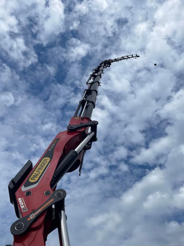 Roter Teleskoplader unter blauem Himmel