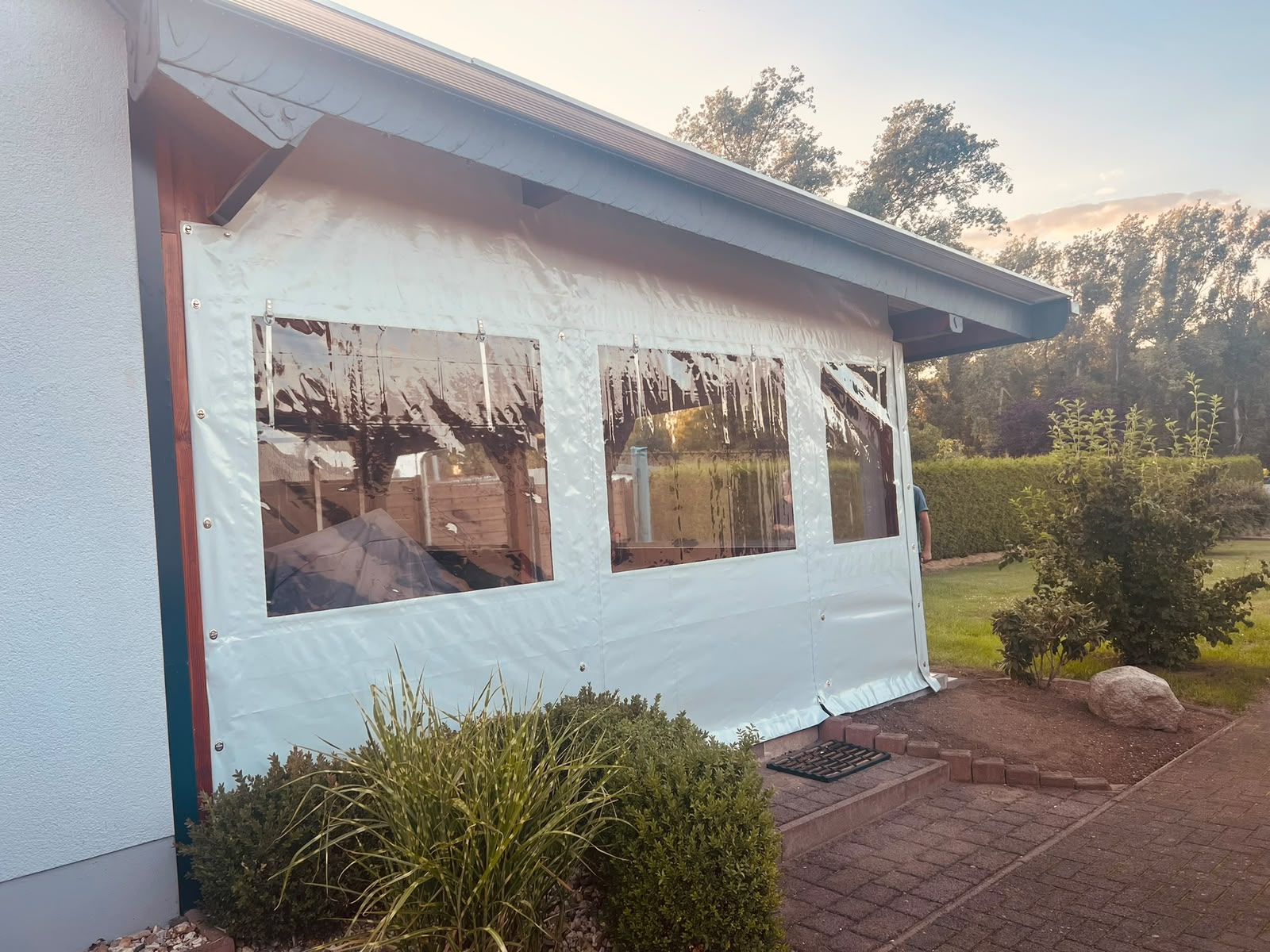 Wohnhaus mit blauer Schutzplane
